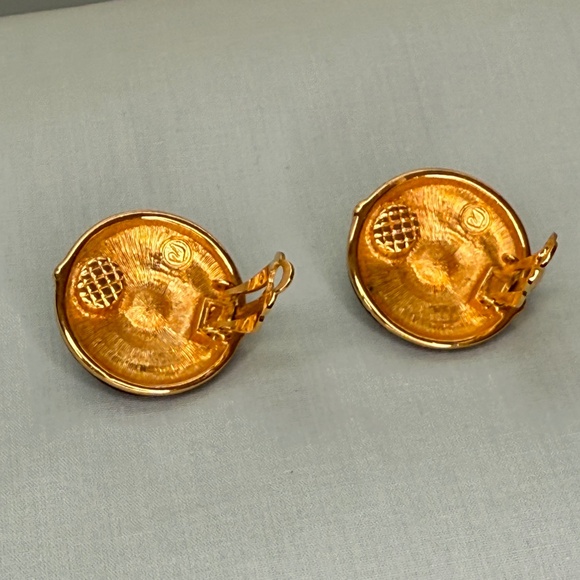 Vintage Swarovski Swan Signed Crystal, Faux Pearl, Black Enamel Clip Earrings - Picture 3 of 10